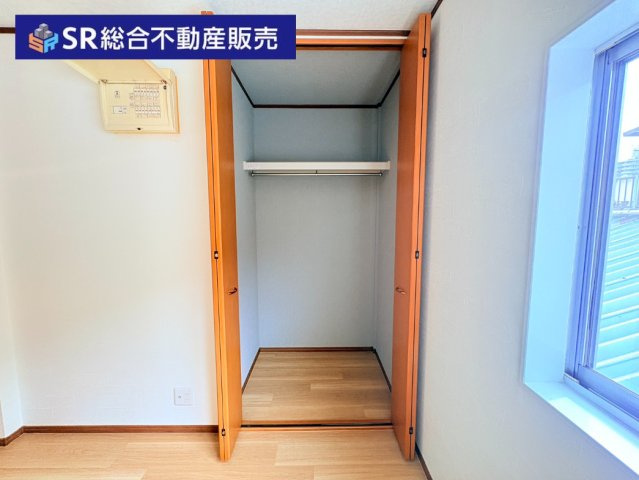 御厨東2丁目中古戸建の駐車場|お車をお持ちの方には必要な駐車場はビルトインガレージ1台分（車種による）です！
室内へ直接行き来できるので雨の日は特に便利です！