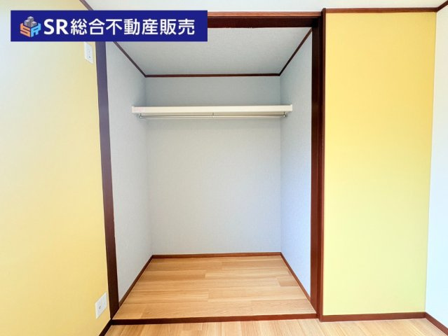 御厨東2丁目中古戸建の寝室|バルコニーに面した明るい洋室です！