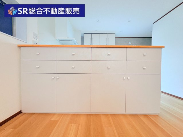 御厨東2丁目中古戸建のトイレ|トイレは2ヵ所あるので朝の忙しい時間帯も安心です！
1Fトイレは温水洗浄便座付ではないです。