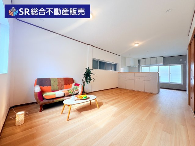 御厨東2丁目中古戸建の居間・リビング|2F　16.5帖。ご家族と毎日顔を合わせられる造りでゆったりとお過ごしいただける空間です！（家具はCGによるイメージです。）