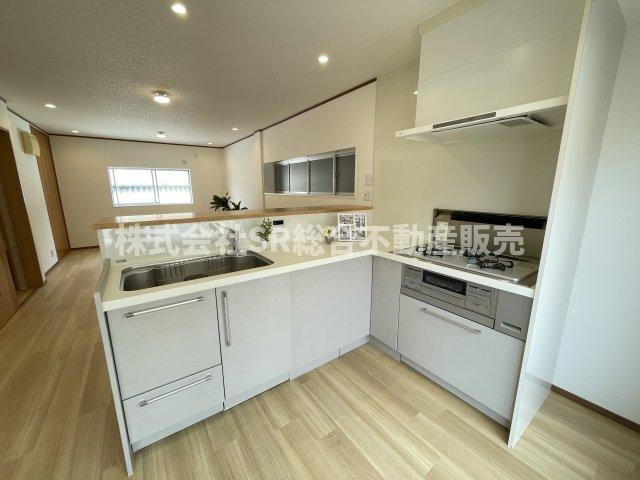 御厨東2丁目中古戸建のキッチン|キッチンは人気の高いL字型カウンターキッチン♪
