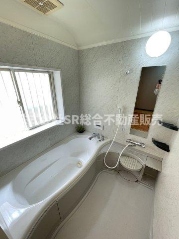 御厨東2丁目中古戸建の浴室|足を伸ばしてゆったりくつろげる浴室です！