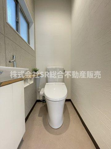 御厨東2丁目中古戸建のトイレ|温水洗浄便座に新調されました♪手洗い場も付いてます！