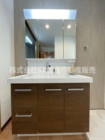 御厨東2丁目中古戸建の独立洗面台|3面鏡洗面化粧台に新調しました！