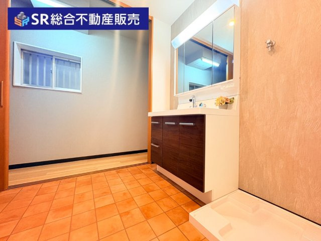 御厨東2丁目中古戸建の独立洗面台|3面鏡洗面化粧台に新調しました！