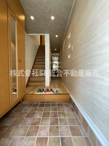 御厨東2丁目中古戸建の玄関|玄関にはシューズボックスもございます！