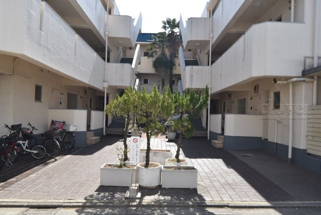 【エントランス】 | 第1フォンタナ駒沢 | お客様を、そして住人を出迎えてくれるマンションのエントランス。ゴミが落ちていないことからも、管理状態の良さや住民の節度の高さが見て取れます。～即日のご見学可能～　お問合せはお気軽にどうぞ。
