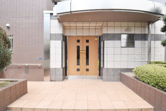 【エントランス】 | オートロックを備えた、マンションのエントランス。やはりセキュリティの観点は欠かすことができません。皆様を“安全”に送り出し、出迎えてくれます。～即日のご見学可能～　お問合せはお気軽にどうぞ。
