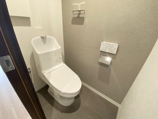 東急ドエル・横浜ヒルサイドガーデンのトイレ|温水洗浄便座のトイレ設備です。奥行きの有るゆったりしたスペースのトイレ空間です。