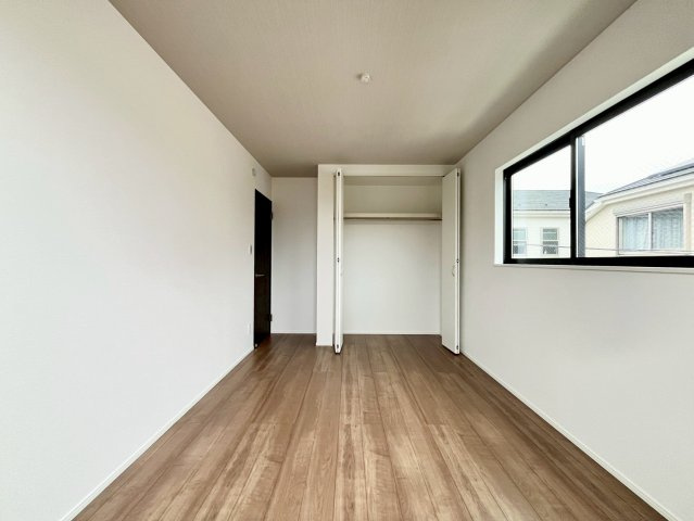 【仲介手数料無料】志木市本町第５期―新築分譲住宅―全1棟の内観：施工例|南東向きバルコニーと大きな窓が生む、明るく伸びやかな居室。2面採光により光と風が巡り、時間とともに表情を変える住空間に。毎日をやさしく包み込む、上質な住まいです。