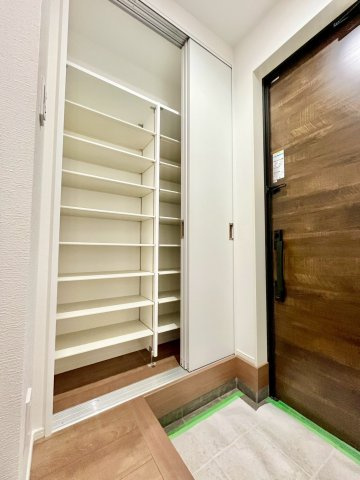 【仲介手数料無料】志木市本町第５期―新築分譲住宅―全1棟の内観：施工例|収納力に優れたワイドタイプの靴箱は、家族全員の靴をまとめてしまえる頼もしいサイズ。
高さのあるブーツや季節物の靴も整理しやすく、玄関まわりがいつも整った印象に。
清潔感のある玄関空間を保てます。