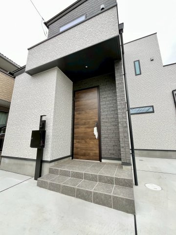 【仲介手数料無料】志木市本町第５期―新築分譲住宅―全1棟の外観：施工例|玄関前に屋根があることで、雨の日の出入りがスムーズになり、荷物の積み下ろしや鍵の開け閉めも快適。
濡れにくいスペースが確保できるため、小さなお子様連れや高齢の方にも安心です。