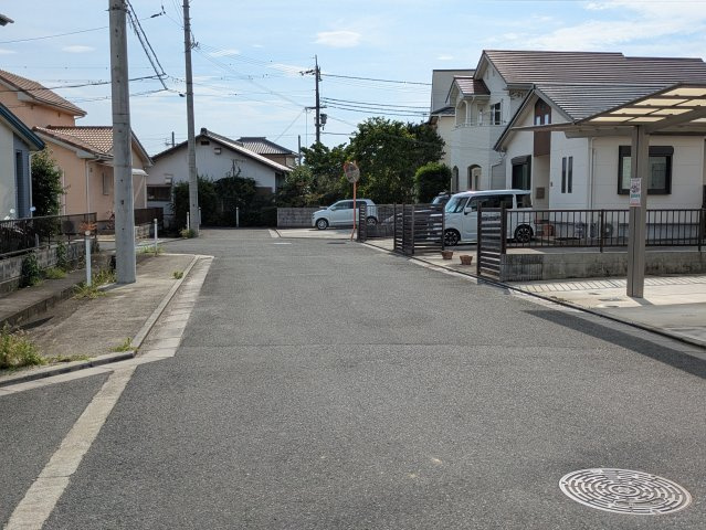 和歌山市小倉　中古一戸建の前面道路含む現地写真