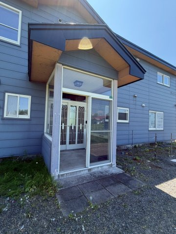 阿寒町中央1丁目中古住宅のエントランス|風除室付き