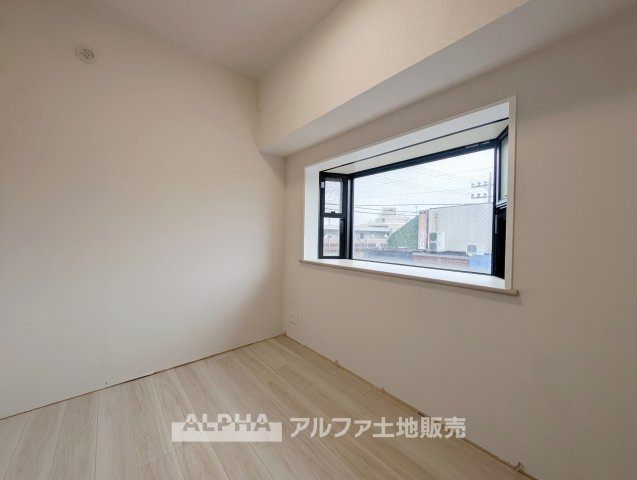 ロイヤルステージ福生の居間・リビング|【Daily Scene】
◆暮らしをつなぐ場所◆
「おはよう」から「おやすみ」まで、一日のさまざまな時間が交差するリビング。家族の何気ない毎日を、心地よく支える空間です。