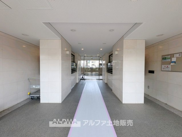 ロイヤルステージ福生のロビー|【Lobby】
◆ロビー◆管理が行き届いたロビーは、毎日の行き帰りを気持ちよく迎えてくれる空間。住まい全体に安心感と清潔感を感じられます。
