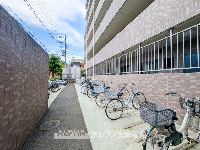 ロイヤルステージ福生の駐輪場|【Bicycle Space】
◆駐輪スペース◆自転車を複数台置けるスペースを確保。通勤・通学用はもちろん、お子様の自転車や趣味のバイク置場としても使いやすい住まいです。