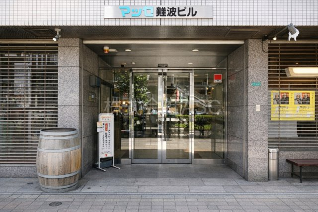 マッセ難波ビルのエントランス