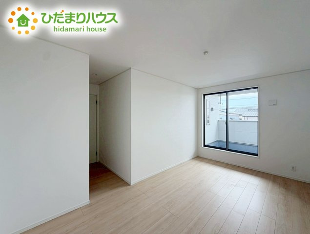 いわき市小名浜岡小名第4　新築戸建　2号棟の寝室|バルコニーに面していて、たっぷり光りの入る明るい主寝室です！