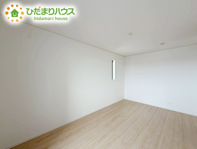 いわき市小名浜岡小名第4　新築戸建　2号棟の寝室|バルコニーに面していて、たっぷり光りの入る明るい主寝室です！