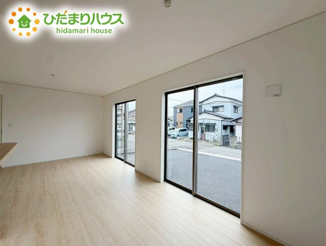 いわき市小名浜岡小名第4　新築戸建　2号棟の居間・リビング|南側にお庭があり、明るく開放感のあるリビング。
昼間は、電気いらずでエコ+節約にもなります。