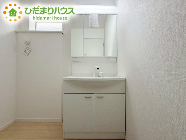 いわき市小名浜岡小名第4　新築戸建　1号棟の独立洗面台|ゆったりとした洗面所には物入れを完備！タオルや洗剤をしまえます(^^)/