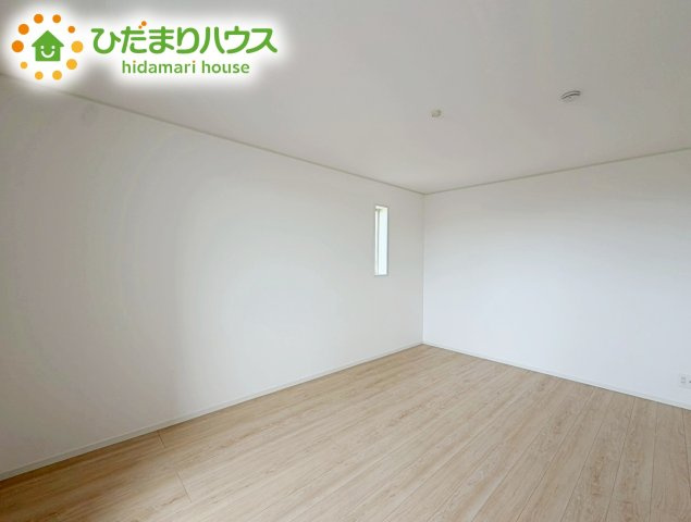 いわき市小名浜岡小名第4　新築戸建　1号棟の寝室|天井の高い主寝室。ゆっくりと過ごせる大人のくつろぎ空間！