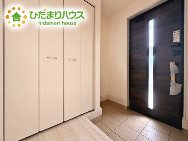 いわき市平下平窪3期　新築戸建　3号棟の玄関|"シューズクロークは、レインコートやベビーカー、ゴルフバッグなど大きな荷物を置けるので、
いつでも玄関を綺麗に保てます(*^-^*)"