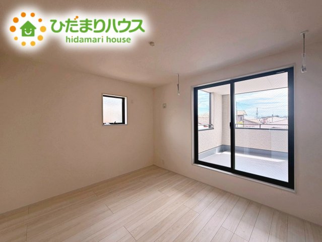いわき市平下平窪3期　新築戸建　3号棟の寝室|バルコニーに面していて、たっぷり光りの入る明るい主寝室です！