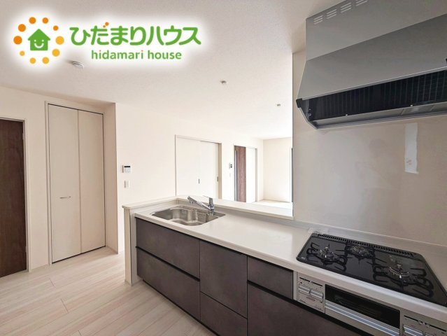 いわき市平下平窪3期　新築戸建　3号棟のキッチン|コンロは嬉しい3口コンロ！シンクはつなぎ目なしでお掃除も簡単です♪