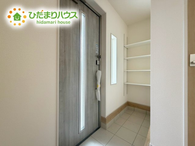 いわき市平下平窪3期　新築戸建　2号棟の玄関|シューズインクローゼットは、靴以外にもゴルフバックやベビーカーを置くことができ、 散らかりがちな玄関もスッキリします。