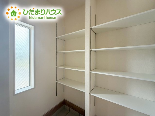いわき市平下平窪3期　新築戸建　2号棟の収納|玄関にはシューズクロークがあるのでスッキリと片付きます♪靴以外にも屋外ホースやガーデニングセットなどもしまえて便利です！