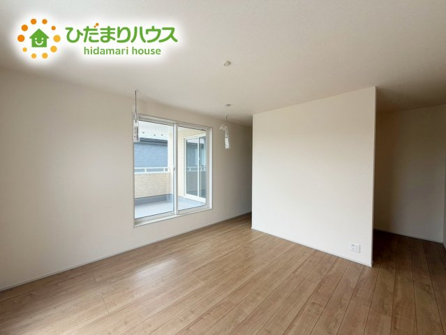 いわき市平下平窪3期　新築戸建　2号棟の寝室|バルコニーに面していて、たっぷり光りの入る明るい主寝室です！