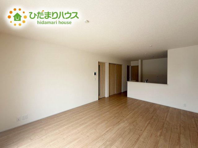 いわき市平下平窪3期　新築戸建　2号棟の居間・リビング|リビング大きな窓からは、暖かな日の光が降り注ぎます・・・