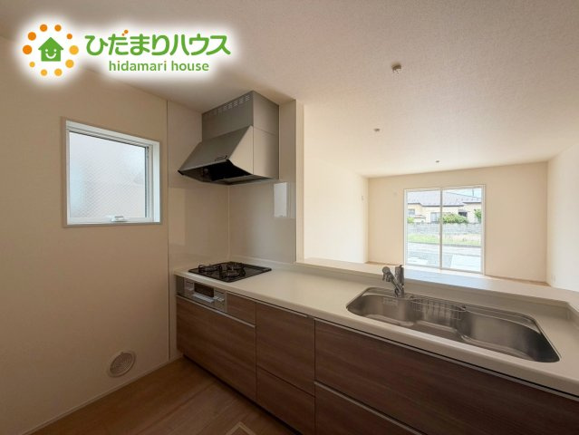 いわき市平下平窪3期　新築戸建　2号棟のキッチン|料理をしながらでも、ご家族との会話を楽しめる対面式キッチン