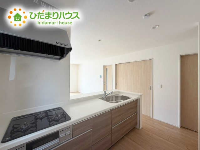 いわき市平下平窪3期　新築戸建　2号棟のキッチン|カウンターは少し高くなってますので、手元が隠れて来客からは見えにくくなってます♪