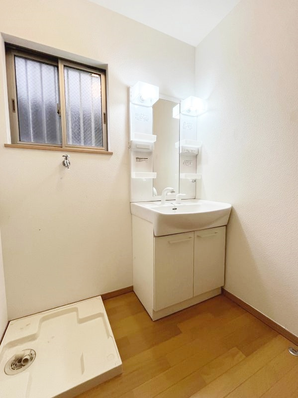 足立区入谷1丁目戸建の洗面所|南西6.5帖洋室。家具家電小物は付きません。