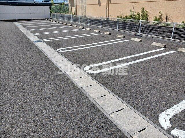 メゾン・ド・フルールＢの駐車場|駐車場があるので、車を買う予定の方も安心です