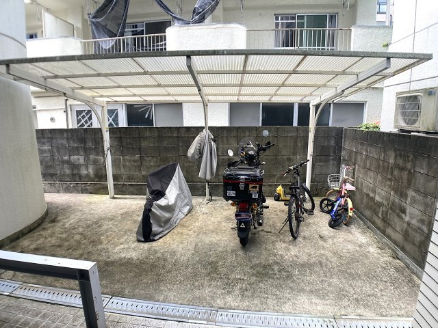 ヨシダビルのその他共用部分|駐輪スペース、屋根付き