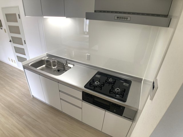 ヨシダビルのキッチン|システムキッチン、3口コンログリル付き