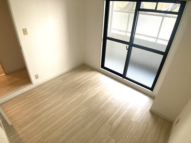 ヨシダビルの内装|洋室4.5帖のお部屋、明るいです