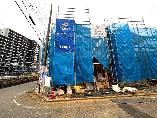 《仲介手数料半額》坂戸市関間4丁目 全2棟　1号棟の前面道路含む現地写真