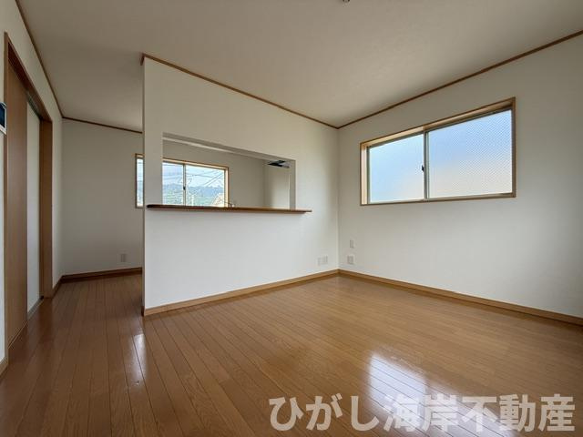 中郡大磯町東小磯　中古戸建の居間・リビング|新規リフォーム完了！　12帖　LDK