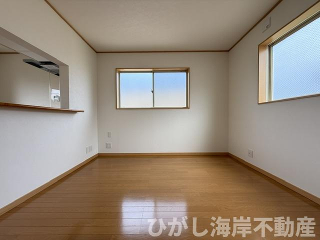 中郡大磯町東小磯　中古戸建の居間・リビング|新規リフォーム完了！　12帖　LDK