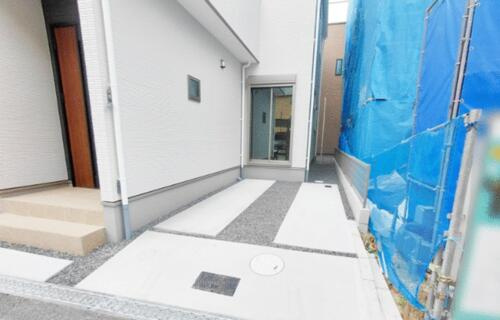 春日町　新築一戸建て　3号地の駐車場|カースペース
■物件内覧・資金計画相談・住宅ローン相談、リフォーム相談、お問合せ受付中■
※当日・翌日のご内覧、ご相談はお電話でのお問合せがスムーズです！