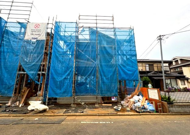 《仲介手数料半額》坂戸市関間4丁目 全2棟　2号棟の前面道路含む現地写真