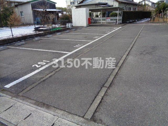 クレセントイワイの駐車場|駐車場があるので、車を買う予定の方も安心です