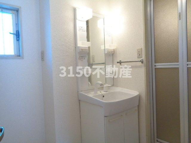 クレセントイワイの洗面所|明るい洗面所です