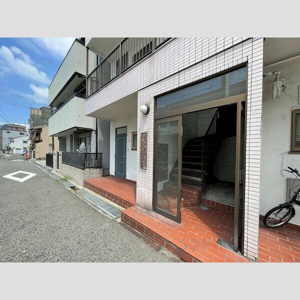大石マンションのエントランス