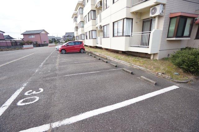 メゾン鳴鹿2番館の駐車場